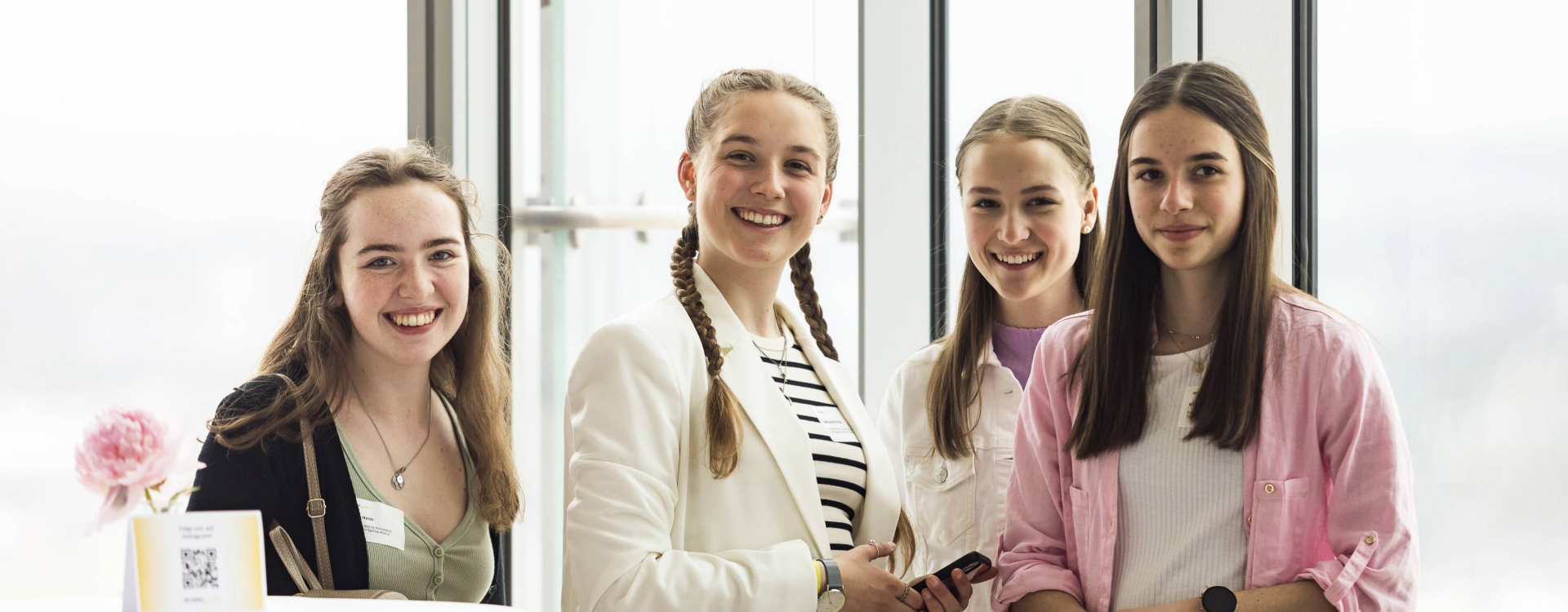 https://www.flossbachvonstorch-stiftung.de/media/pages/storage/19b242bf72-1709564271/intro-slider-econome-preisverleihung-02.png