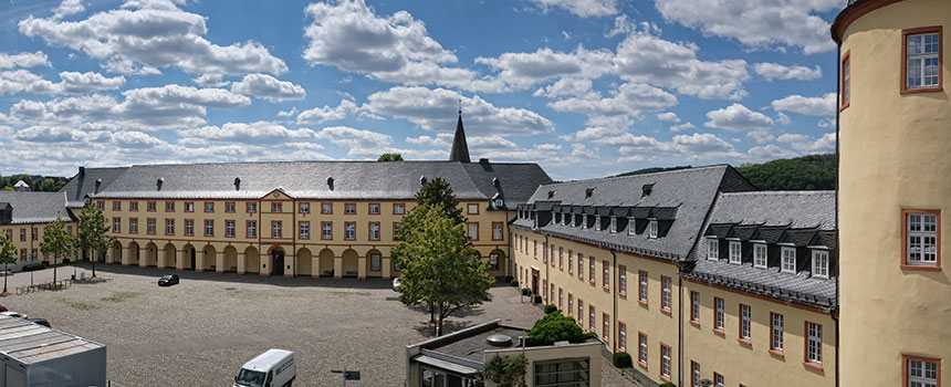 https://www.flossbachvonstorch-stiftung.de/media/pages/storage/20343e647c-1723708289/uni-unteres-schloss-26-5-20_860x350.jpg