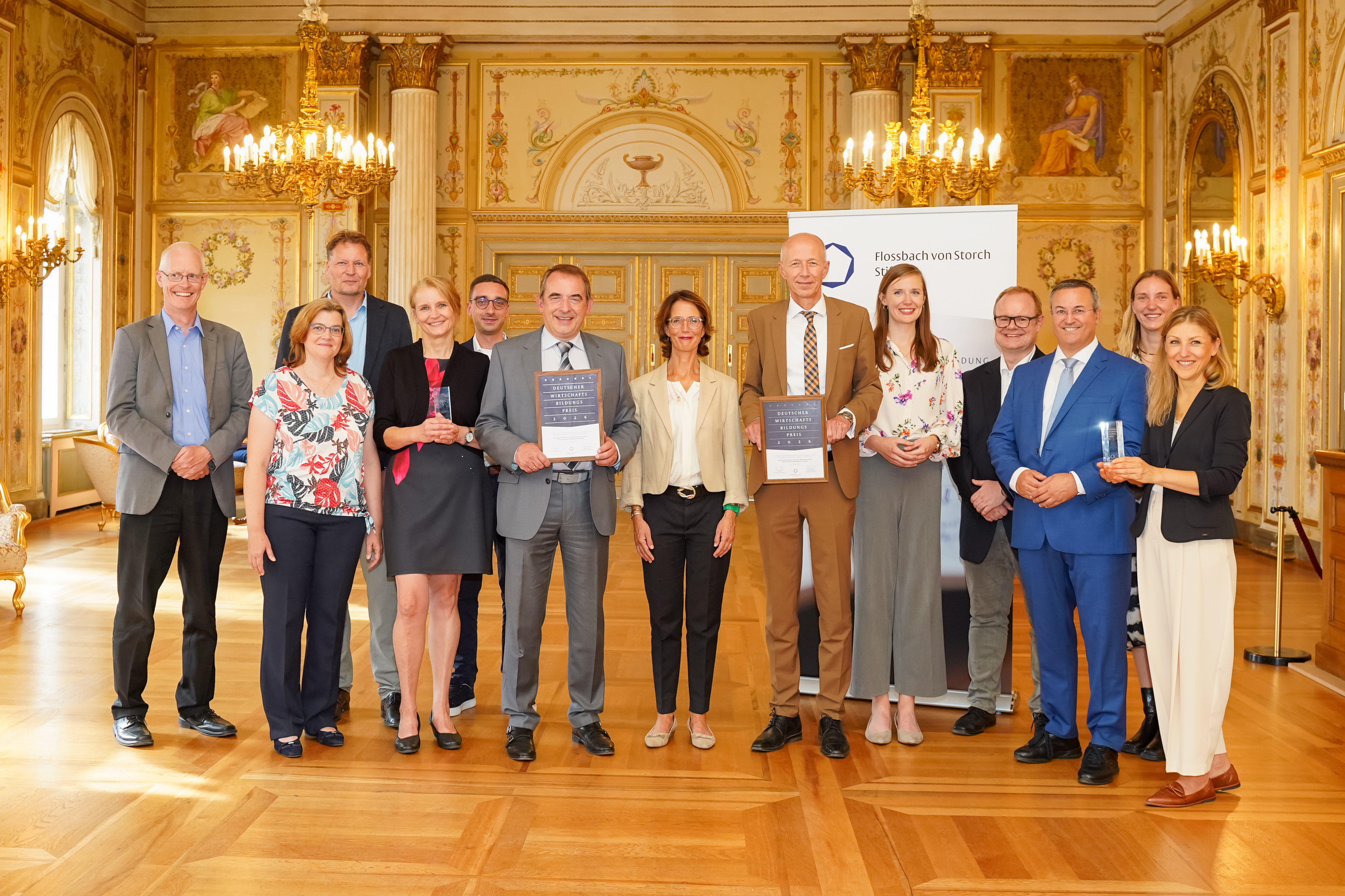 Übergabe des Deutschen Wirtschaftsbildungspreises an Vertreterinnen und Vertreter des hessischen Ministeriums für Kultus, Bildung und Chancen, des hessischen Ministeriums der Finanzen Kultusminister Armin Schwarz und Finanzminister Alexander Lorz aus Hessen nehmen die Urkunde des Deutschen Wirtschaftsbildungspreises entgegen