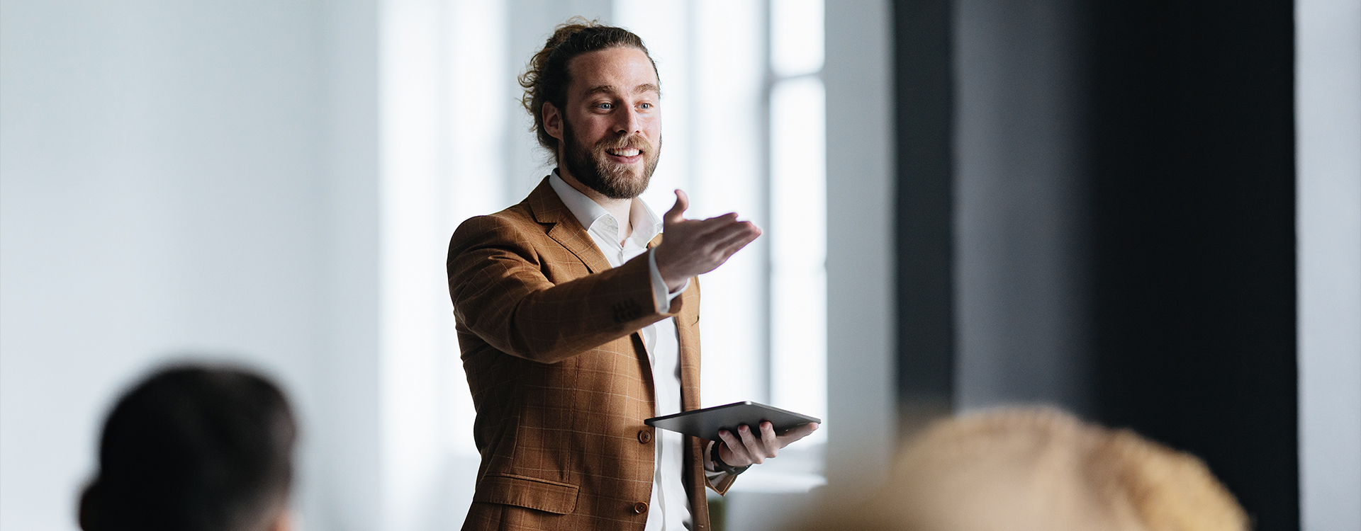 https://www.flossbachvonstorch-stiftung.de/media/pages/storage/da1d768846-1709564272/intro-slider-seminar_1920x750.jpg